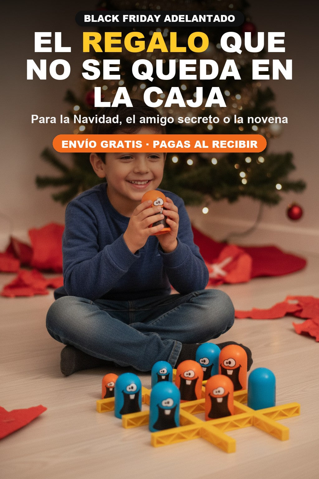 Niño feliz con el juego que le regalaron en Navidad