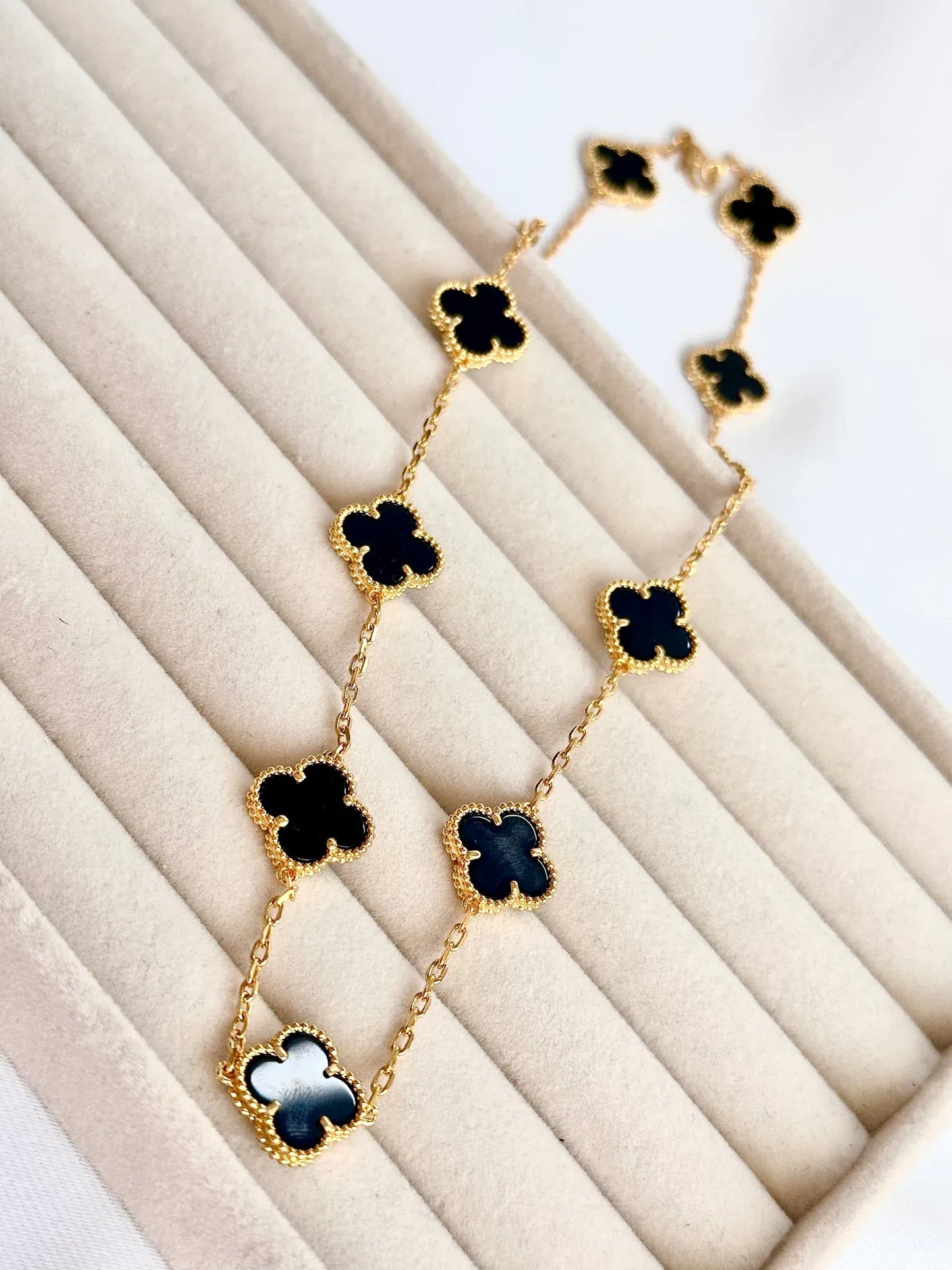 Set Van Cleef – Cadena y Pulsera de Elegancia y Fortuna