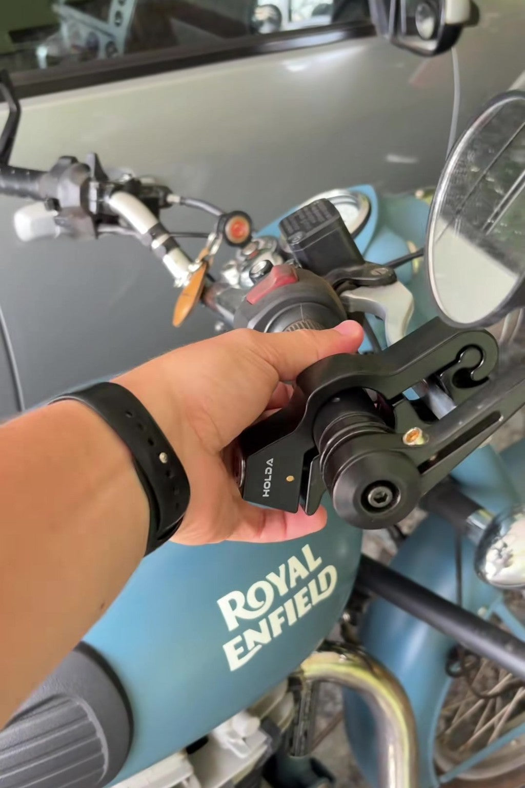 Candado de manigueta en aleaci&oacute;n de aluminio ultra resistente puesto en una moto