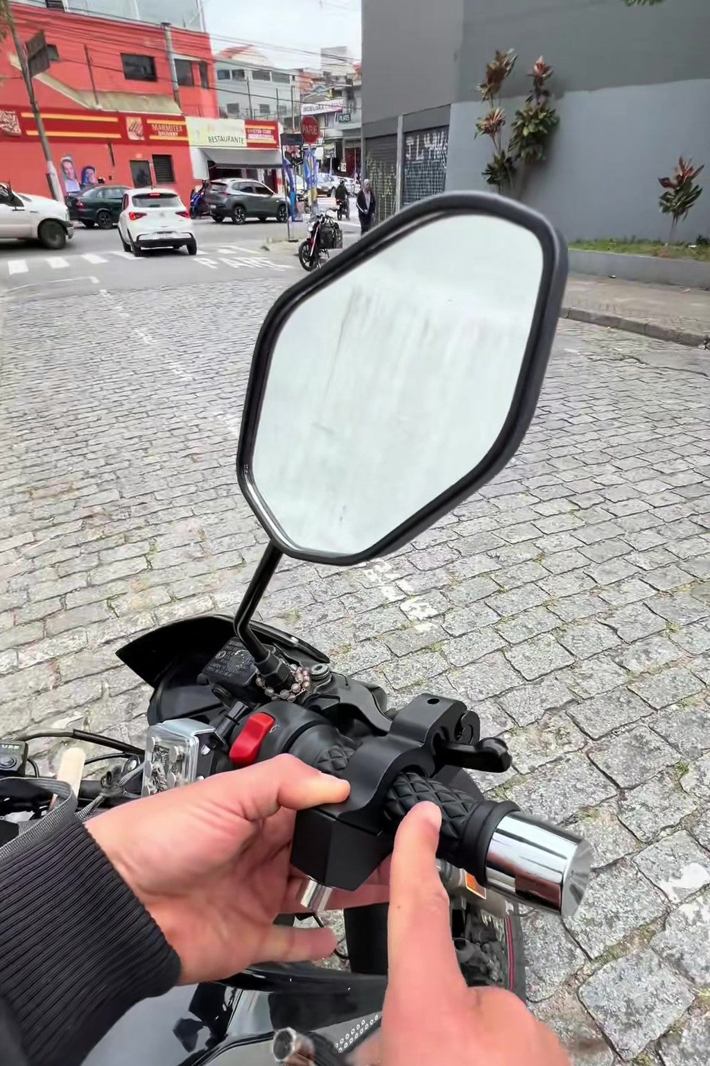 Poniendo el candado en una moto parqueada en la calle