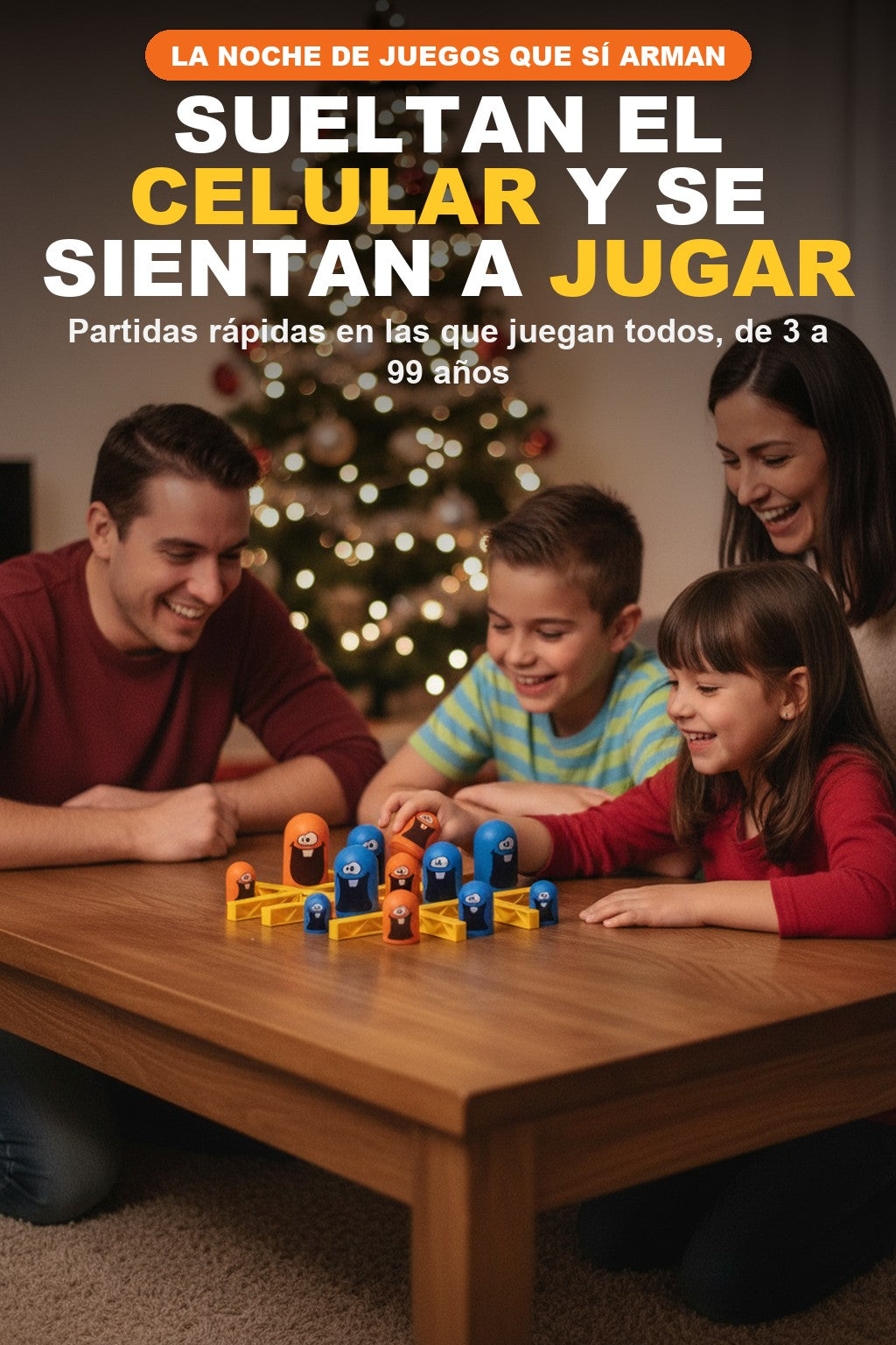 Familia jugando al triqui come-fichas en la sala junto al &aacute;rbol de Navidad