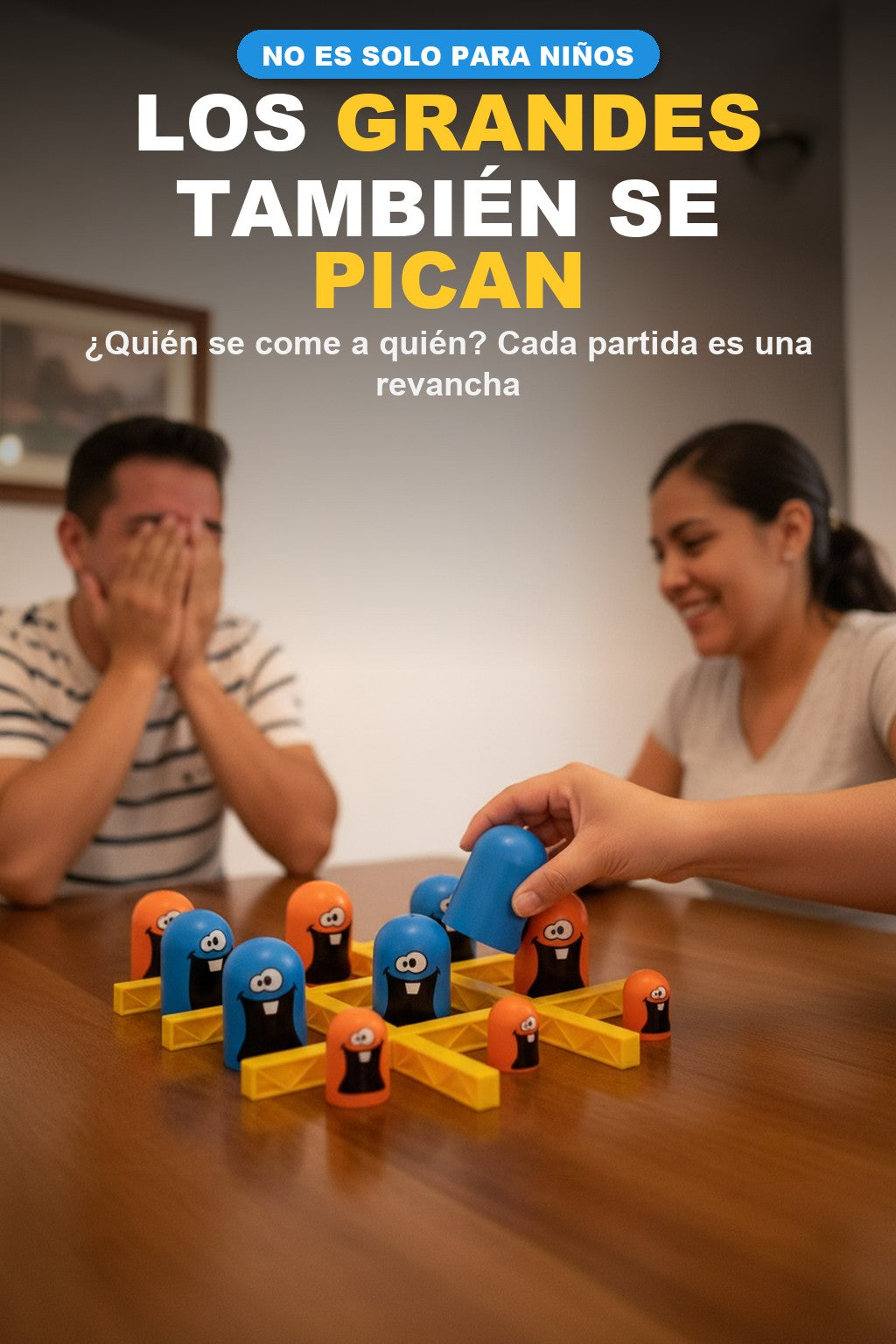 Pareja de adultos compitiendo en el triqui come-fichas
